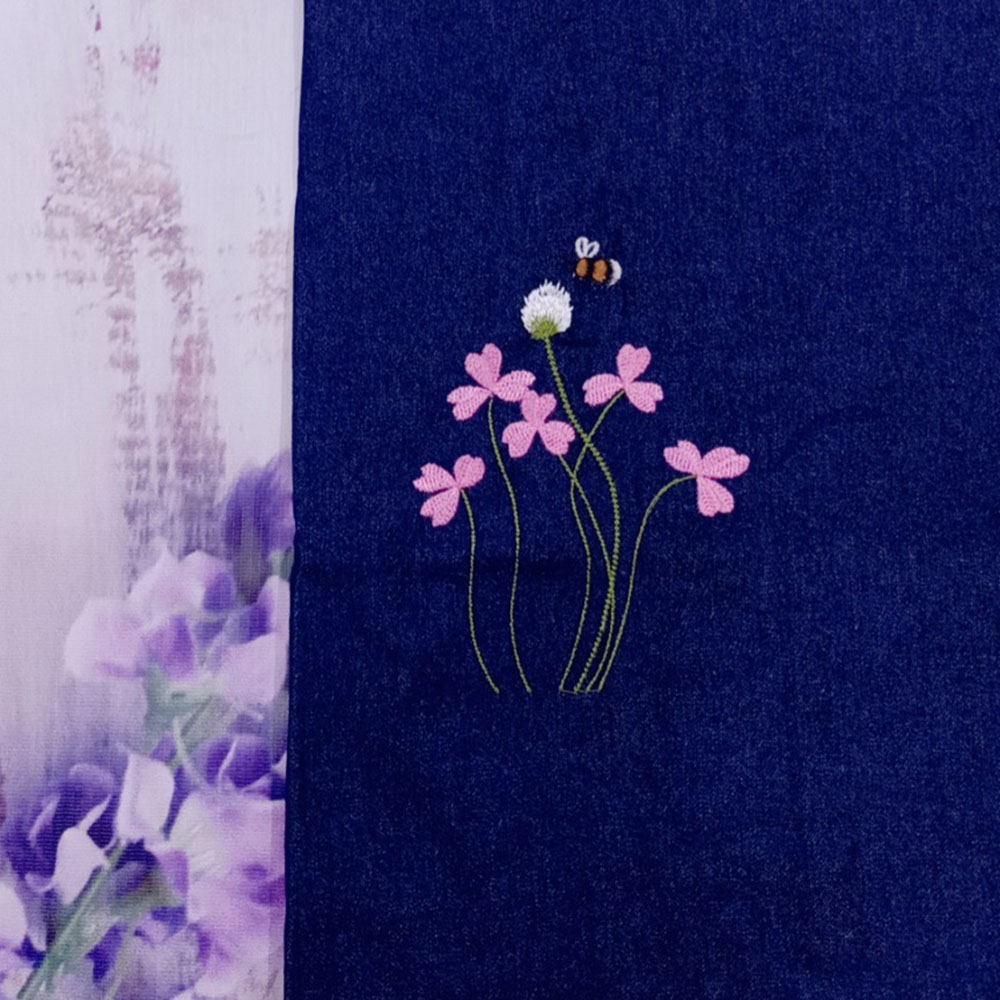 Váy Chống Nắng Xẻ Tà Thông Minh Vải Jean Dày Dặn, Mềm Mại, Thoáng Mát Thêu Họa Thiết Cỏ 3 Lá Hồng Có Túi Tiện Lợi