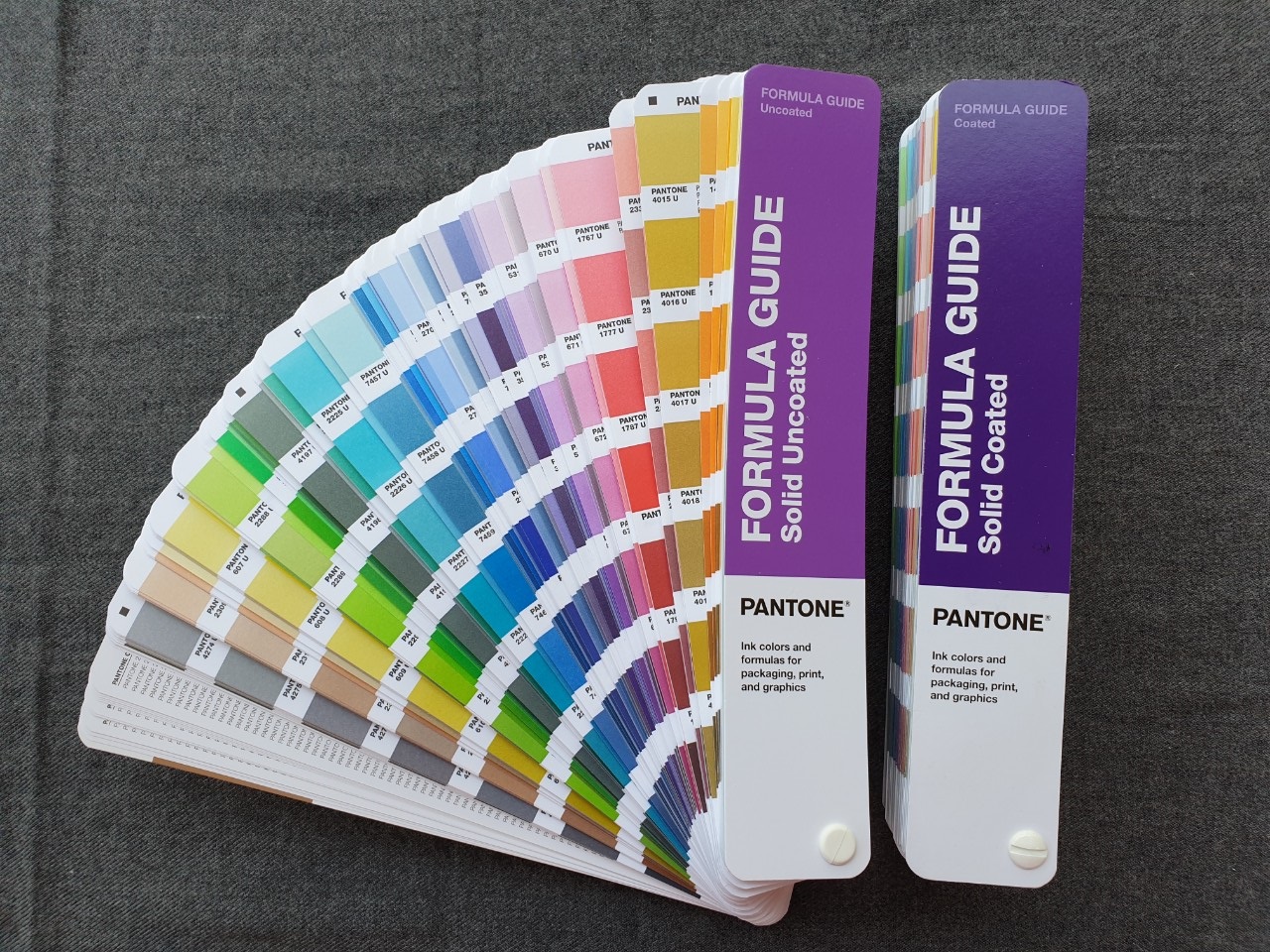 Bộ bảng màu Pantone Formula Guide Coated Uncoated GP1601A - Phiên bản 2022 - 2161 màu pha Pantone PMS đầu 1-7 - Dùng cho đồ họa in ấn, nhựa - Nhập khẩu từ PANTONE LLC