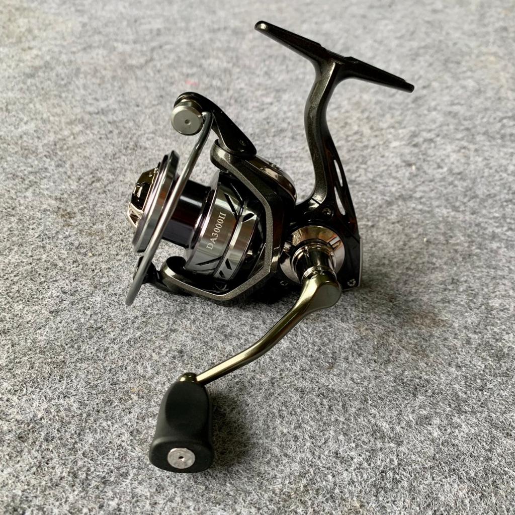 Bộ lure đứng cần BỌ CẠP TRẮNG độ cứng M carbon xoắn X + máy DEUKIO size 3000 thế hệ 2 tặng kèm dây dù PE