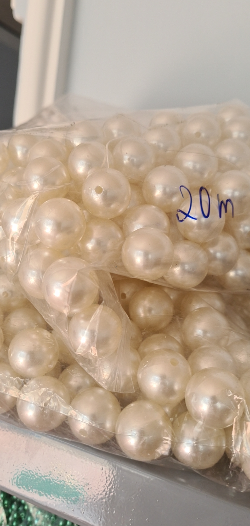 Hạt cườm hạt nhựa giả ngọc trai hạt bẹt 10mm đến 20mm gói 100gr