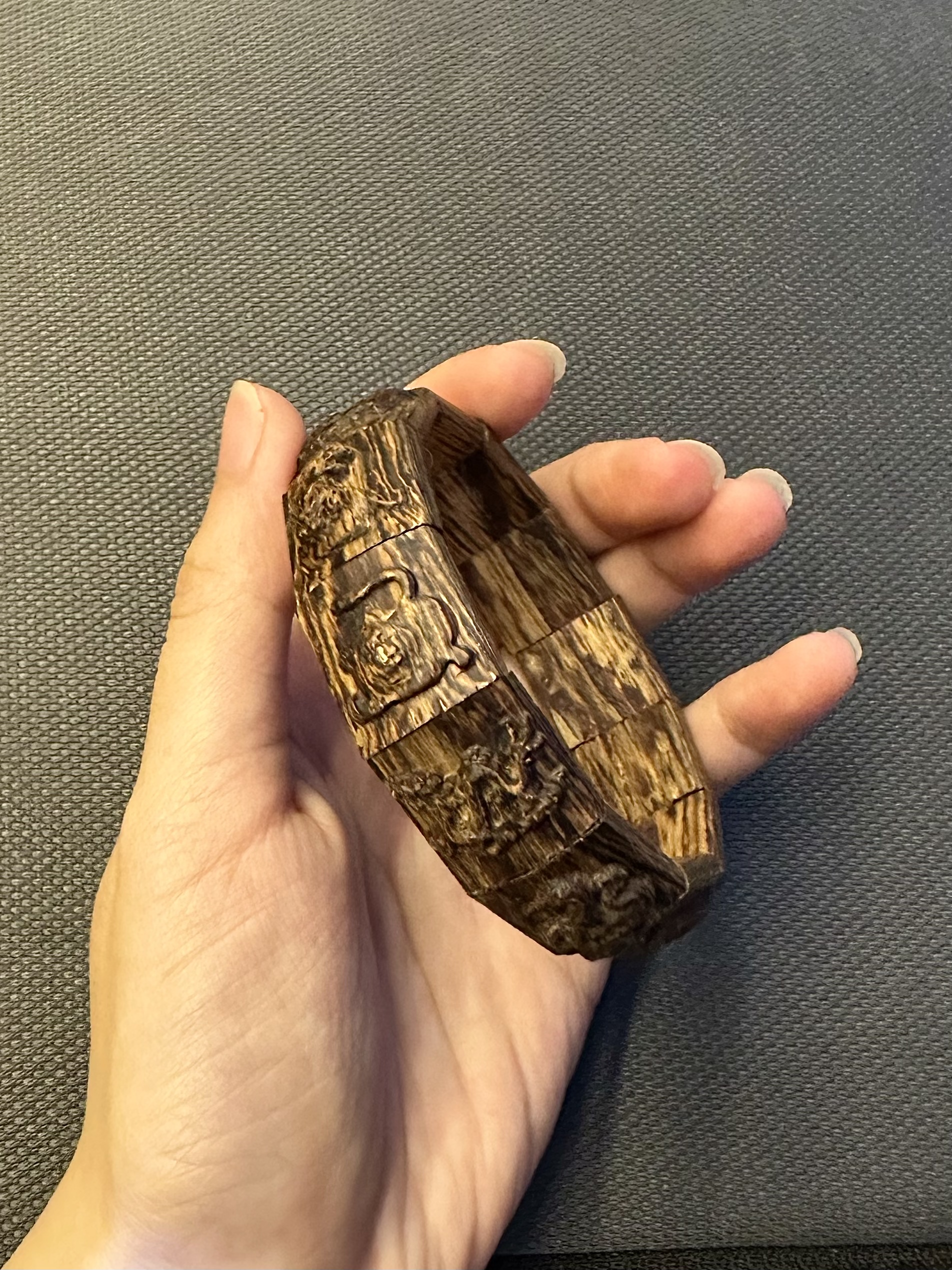 Vòng Sánh chìm Trầm hương khắc 12 con giáp sắc nét thơm đẹp
