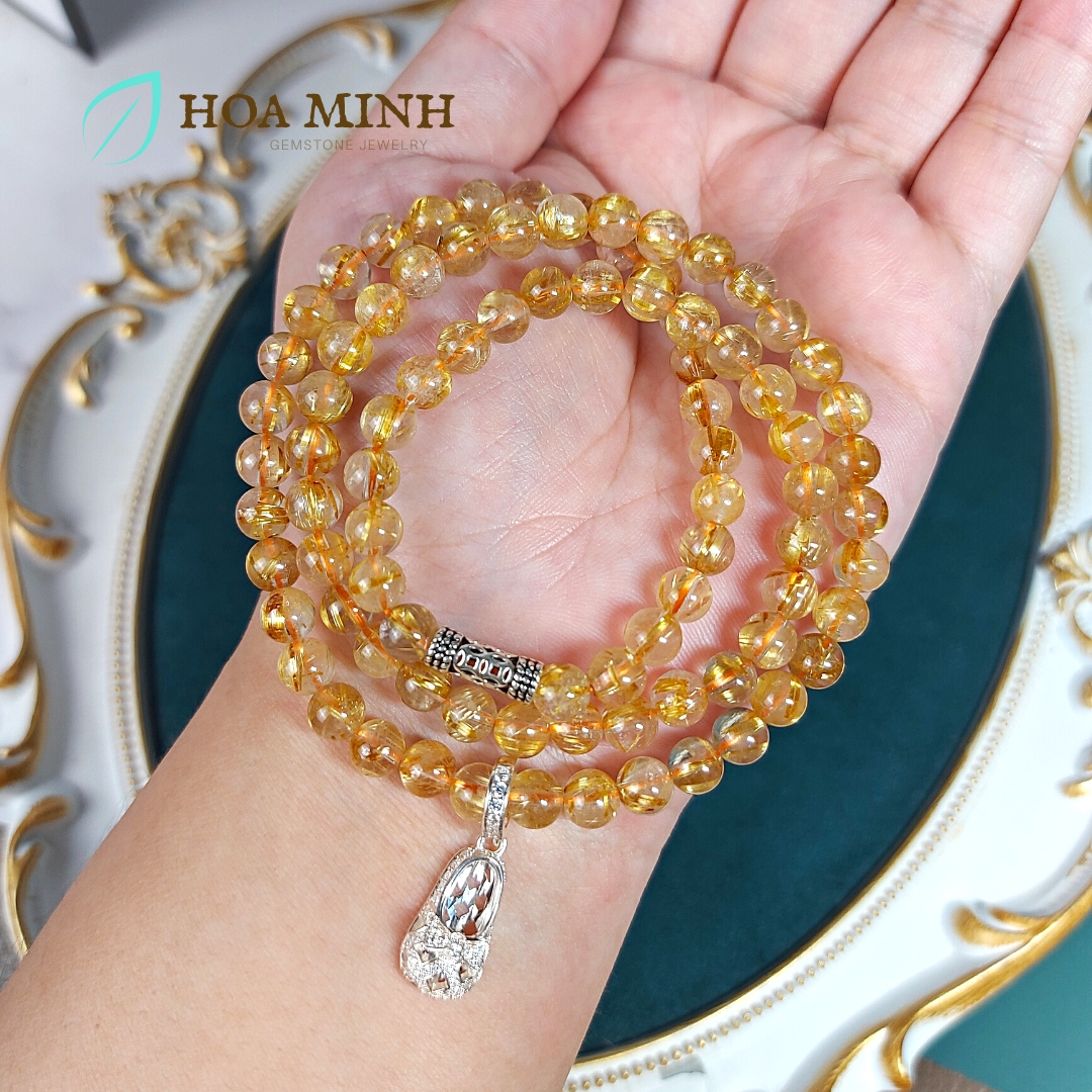 Vòng tay Thạch Anh Tóc Vàng thiên nhiên 6 li VIP quấn 3 vòng phối charm chiếc giày búp bê bạc ta chuẩn, hợp mệnh Kim Thổ
