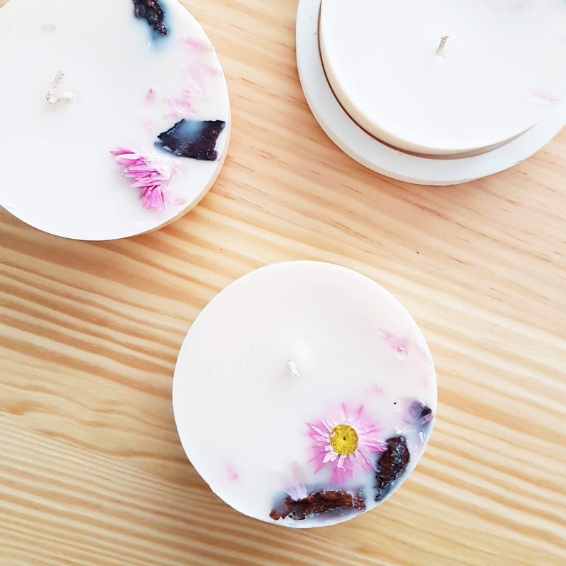 Nến thơm sáp đậu nành với hỗn hợp tinh dầu hoa trà và hoa nhài, trang trí hoa bất tử, vỏ quế - 200ml