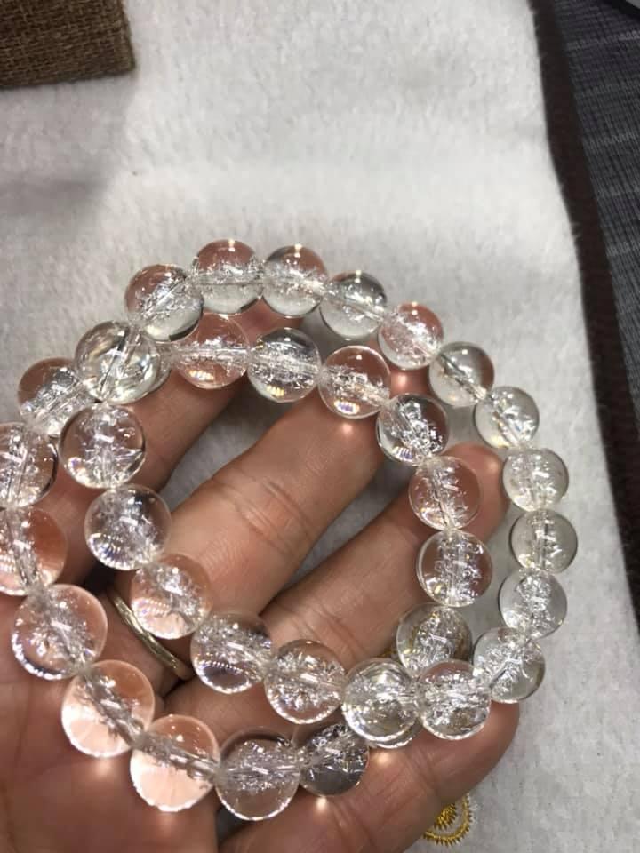 NỮ TAY TRẮNG TRẮNG ĐEO CHIẾC VÒNG THẠCH ANH TRẮNG ÁNH BÊN TRONG 10LY TỰ NHIÊN NÀY ĐẸP HỢP MÊNH KIM MỆNH THỦY