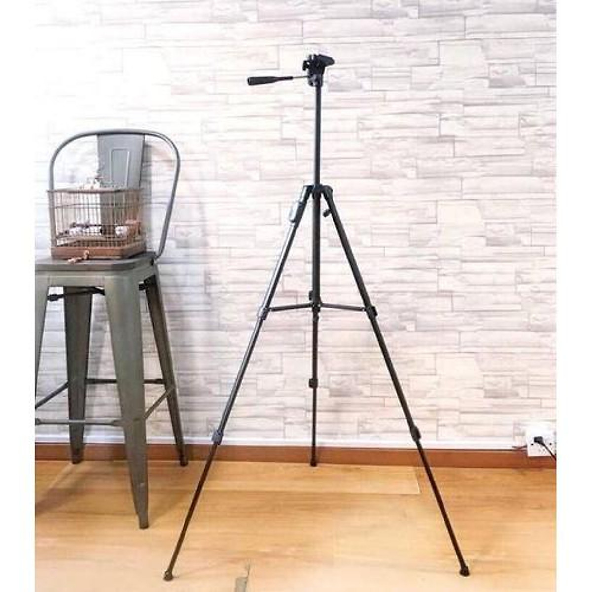 Chân tripod YunFeng 3388 kèm remote bluetooth - Giá đỡ 3 chân chuyên dụng cho máy ảnh, điện thoại, DSRL - Quay phim, quay tiktok, chụp ảnh selfie - Chiều dài 43cm - 1.3m - Cấu tạo hợp kim chắc chắn, bền bỉ - Có túi đựng, dễ dàng gấp gọn - Hàng nhập khẩu