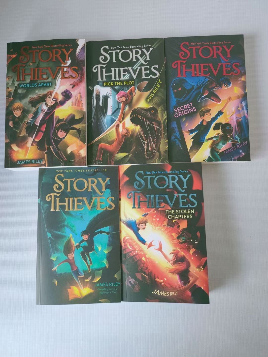 Story Thieves- nhập khẩu- 5 books - có hộp đựng.