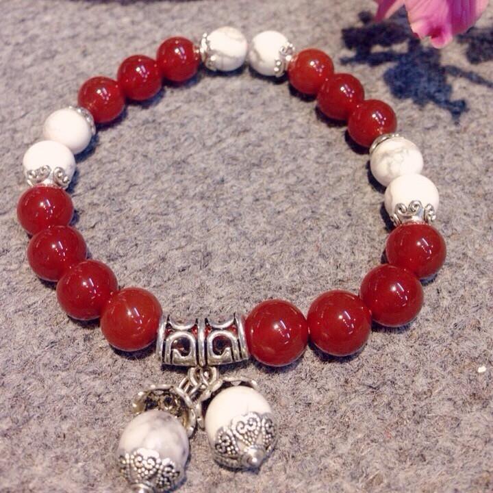 Vòng tay phong thủy đá Mã Não đỏ 8 ly mix charm