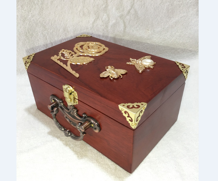 Hộp đựng con dấu - hộp trang sức gỗ hương gắn bông hoa vàng size 19cm có khóa chốt vàng