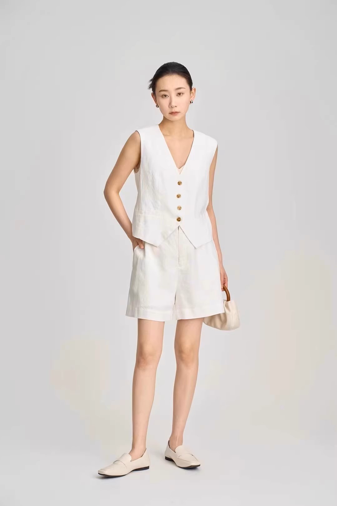Set bộ gile nữ gồm áo sát nách cổ V sang chảnh mix quần short ống rộng trơn basic