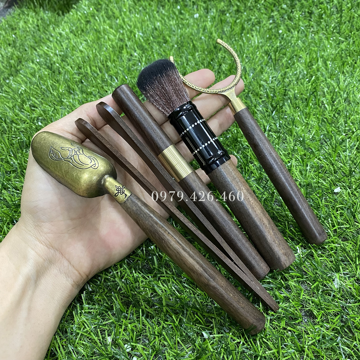 Bộ dụng cụ trà 5 món kèm hũ tròn đựng - Bộ dụng cụ trà gồm muỗng xúc trà, dao cắt trà phổ nhĩ, gắp chén, đưa ly, chổi dưỡng ẩm