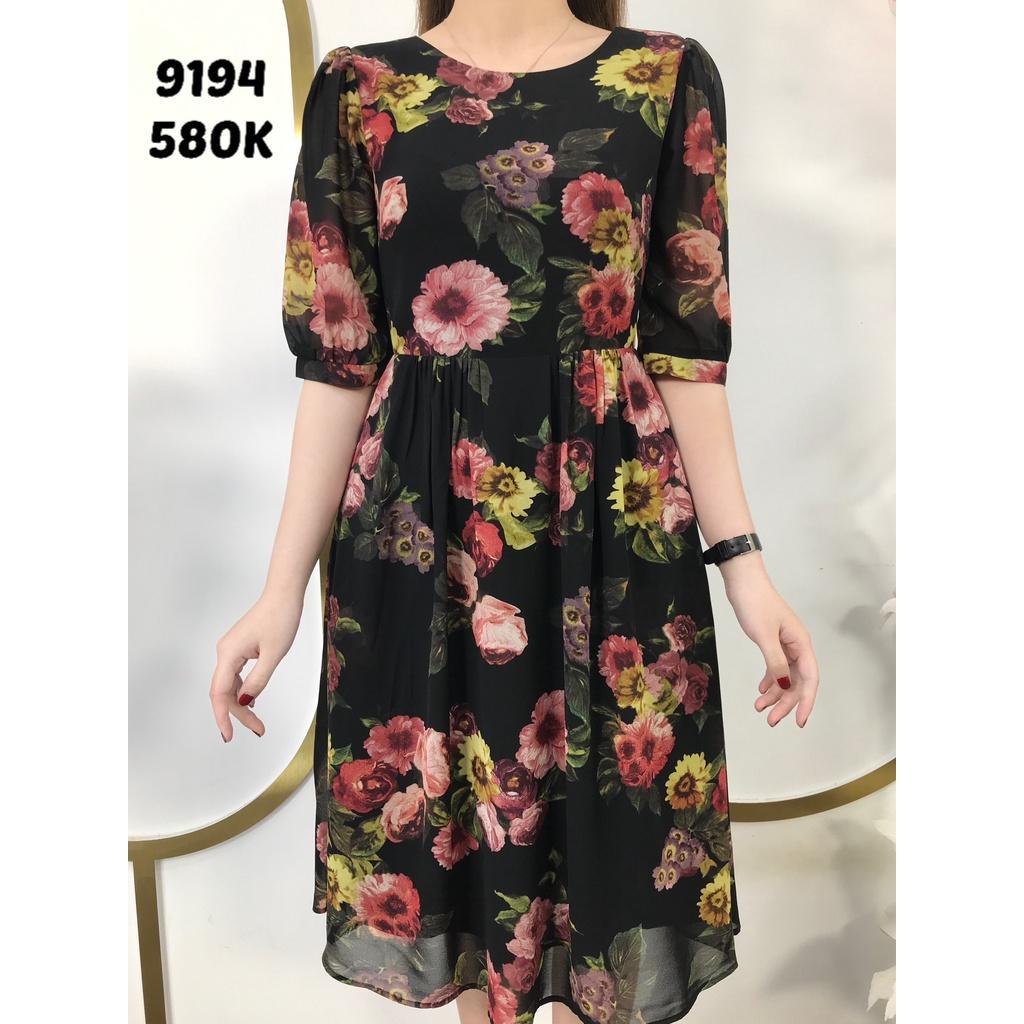 Đầm EMY EM9194 Xoè Nền Đen HT Cổ Tròn