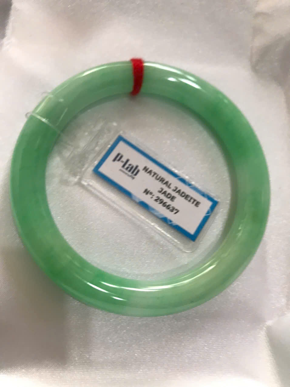 Chiếc Vòng Tay Đá Ngọc Cẩm Thạch Tự Nhiên Vip Lý Đẹp Ni 53mm x chột 8,2mm kiểm định kèm giấy chứng nhận P Lab Ni 296637 Màu Xanh Lý Tươi trắng xanh nhẹ bóng mượt sịn sang nữ 52kg - 60kg đeo ạ