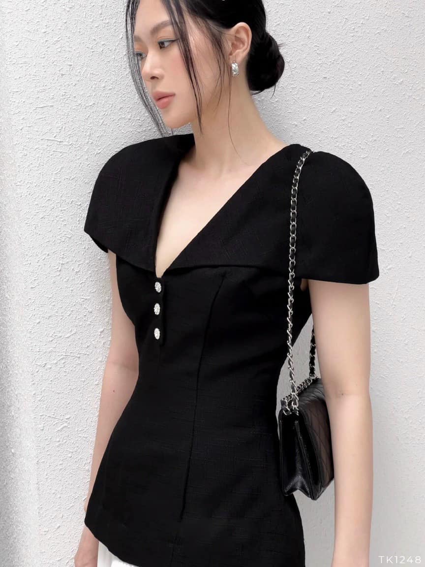 Áo peplum cổ V 3 nút kiểu tay bồng có 2 màu trắng, đen