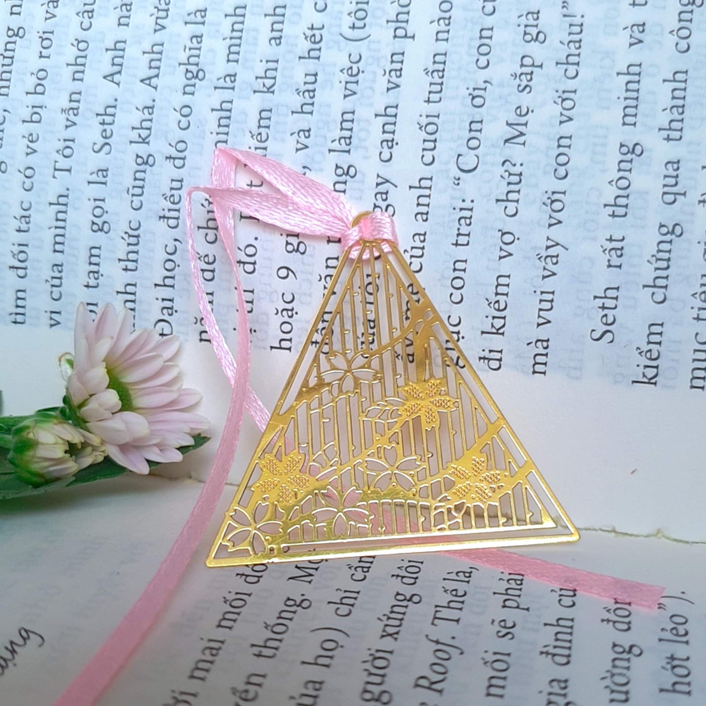 Bookmark kim loại họa tiết sakura hình tam giác