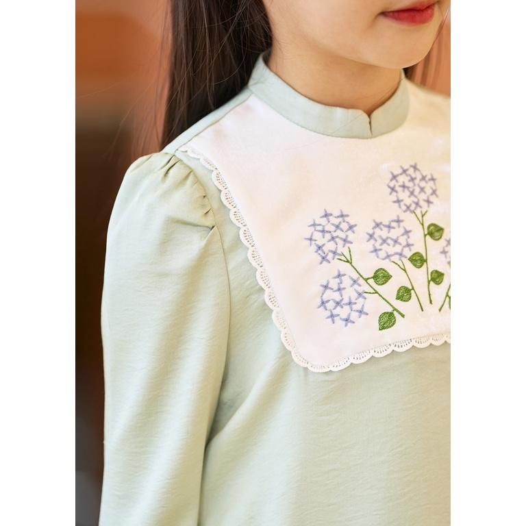 Áo dài cách tân bé gái BYZU chất lụa cao cấp thêu hoa màu xanh mint