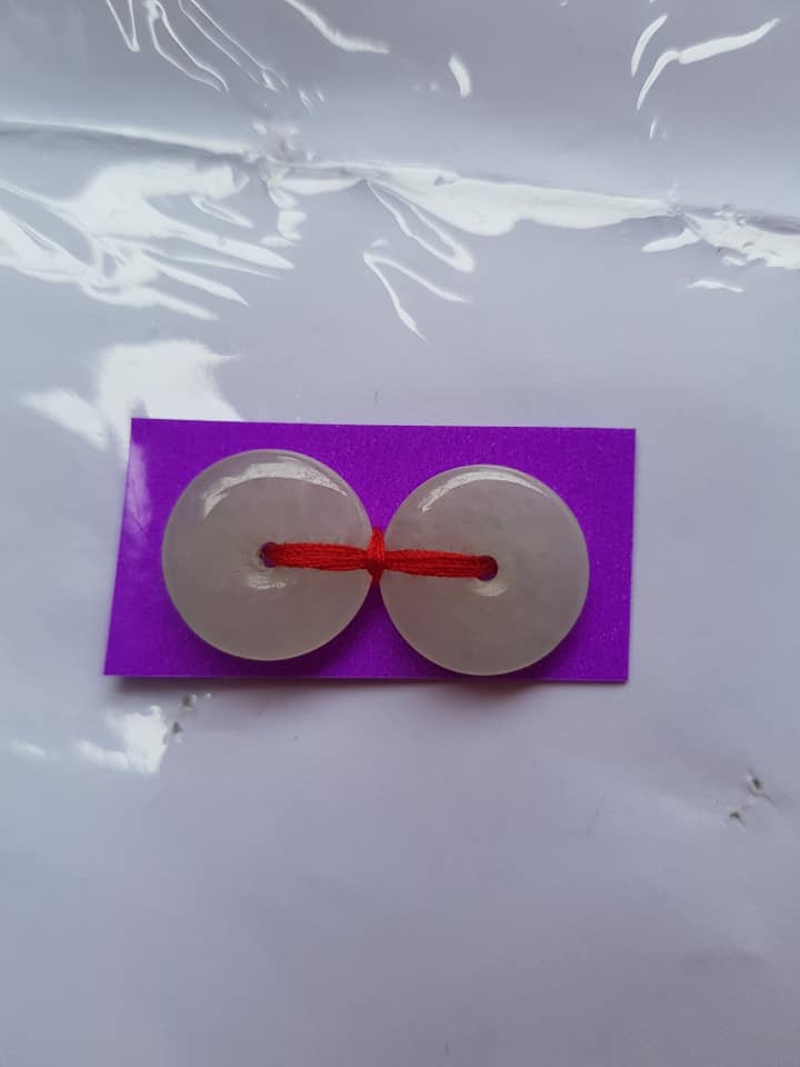 Đôi bông tai đá cẩm thạch trắng tự nhiên đẹp Size đk 15mm x dầy 3mm Nữ về bọc làm đôi bông tai vàng đeo đẹp ạ Mệnh Kim Thủy hợp ạ Chất liệu đá cẩm thạch tự nhiên