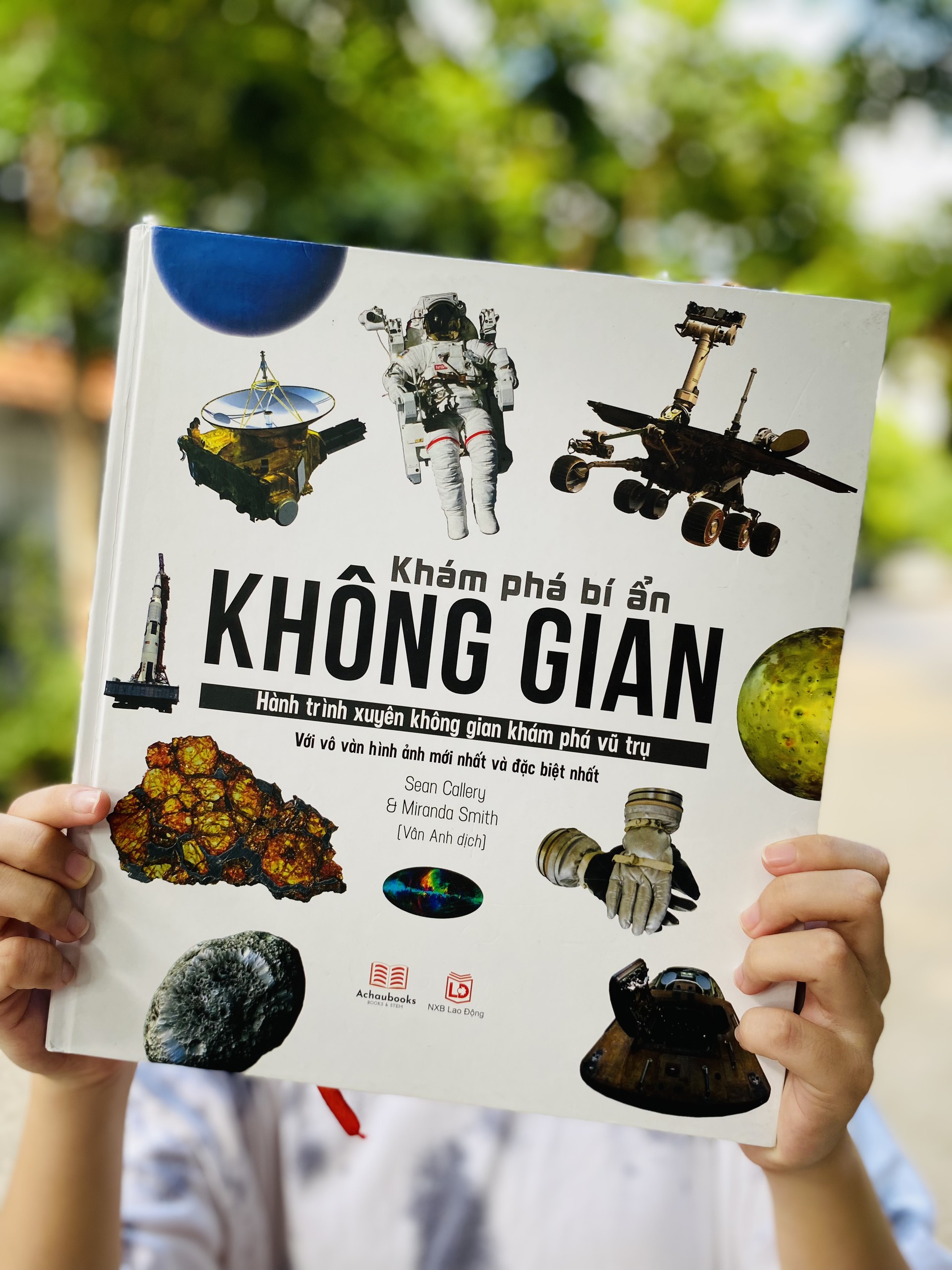 Sách Khám Phá Bí Ẩn Không Gian ( Lỗi nhẹ, thanh lý ) - Hành trình xuyên không gian khám phá vũ trụ với vô vàn hình ảnh mới nhất và đặc biệt nhất - Hiệu Sách Genbooks
