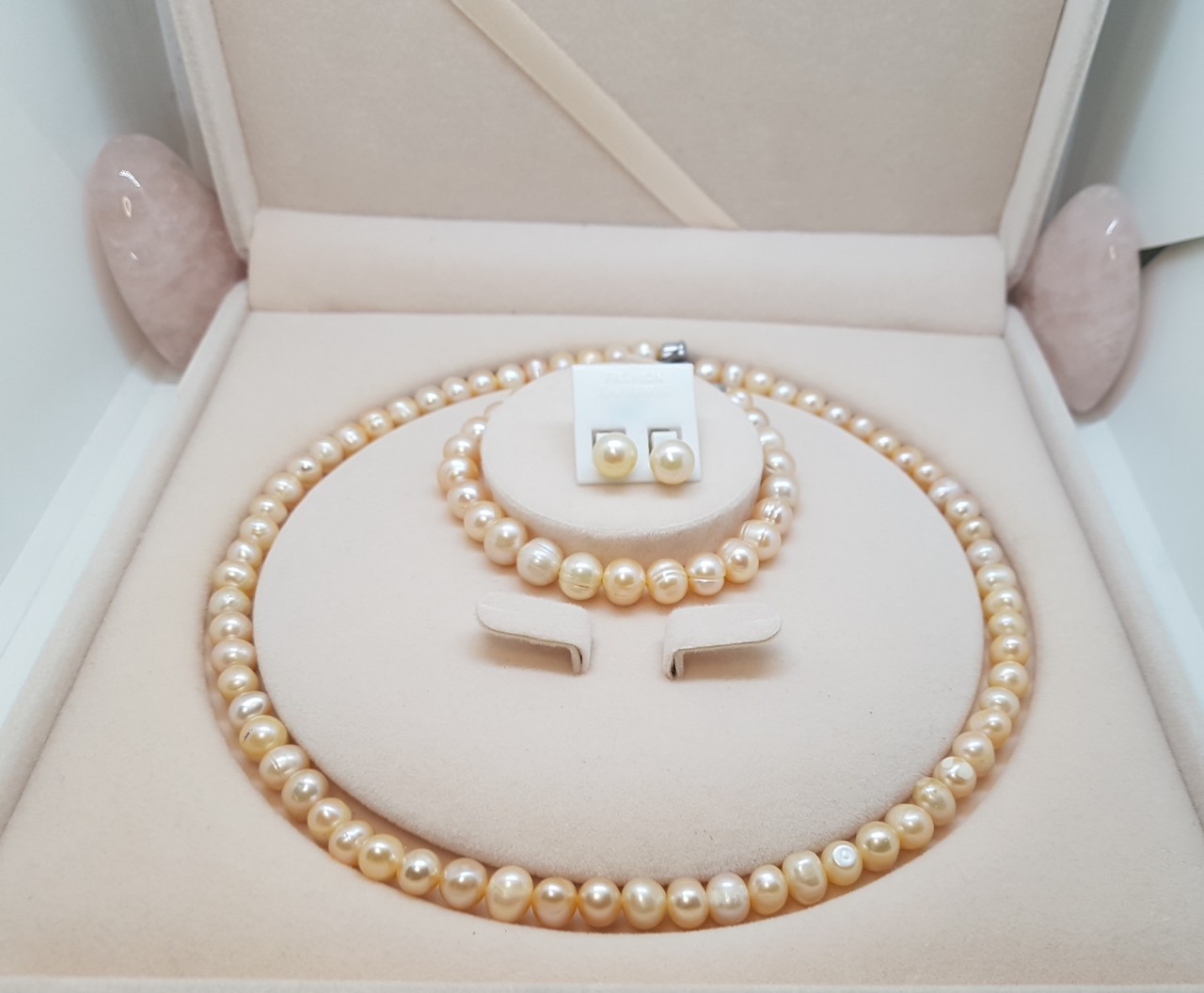Bộ ngọc trai vòng cổ và vòng tay, bông tai