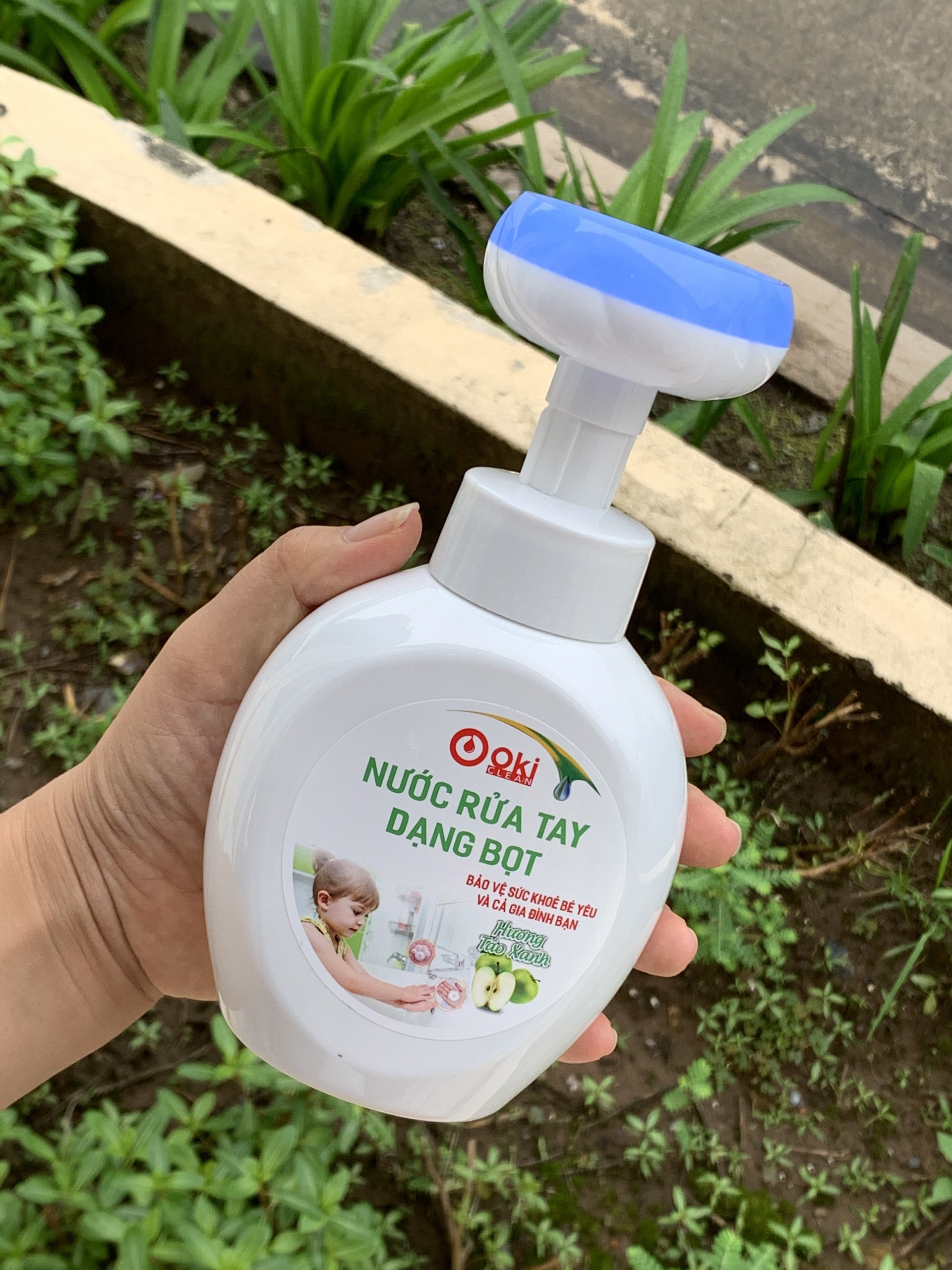 Nước Rửa Tay Tạo Bọt Cho Bé &amp; GĐ Hình Bông Hoa, Hình Chân Gấu Dễ Thương OKi Clean Hương Táo Xanh