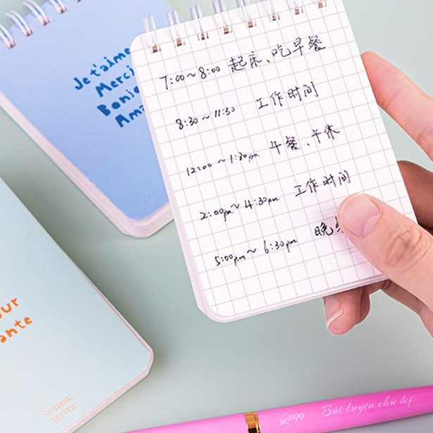 Sổ ghi chép gáy xoắn hình chữ kẻ vuông 75*102mm 100 trang 70gsm Deli - 1 quyển - Nhiều màu sắc - L98100-N02