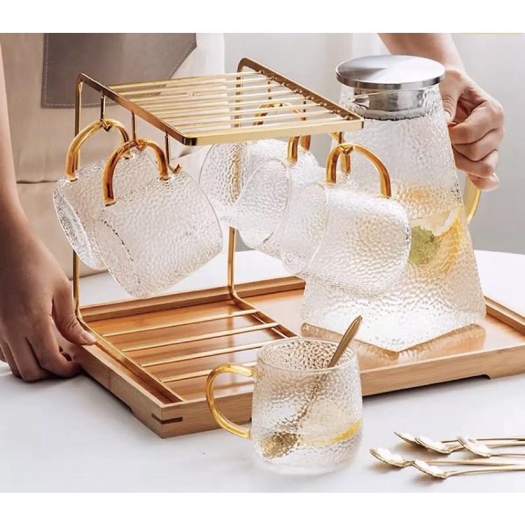 COMBO BỘ BÌNH ĐỰNG NƯƠC UỐNG 6 CỐC KÈM GIÁ TREO VÀ KHAY TRE CAO CẤP