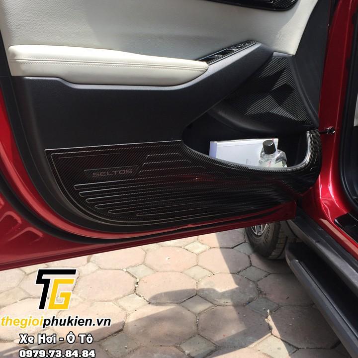 Ốp chống xước Tapli, Táp li cửa Kia Seltos 2020 vân Carbon