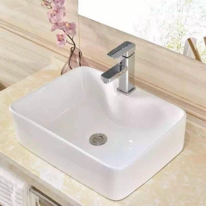 Chậu sứ lavabo trắng kiểu vuong có lỗ vòi gắn trên