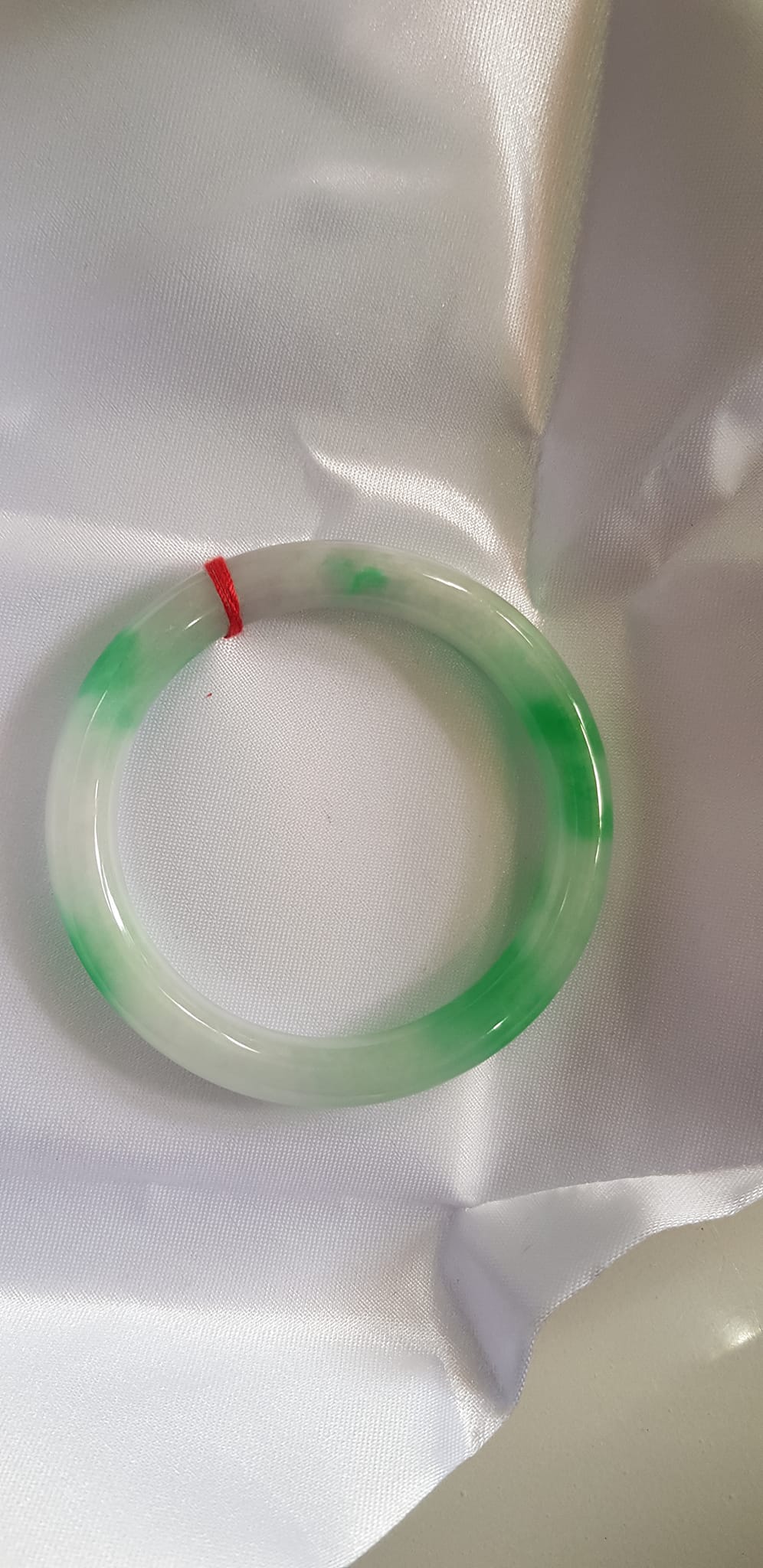 Vòng tay nữ đá Cẩm Thạch tự nhiên mới TR LÝ IC 51mm x chột 8mm Vòng màu trắng xanh lý vân bóng đều đẹp nữ 50kg - 54kg đeo ạ