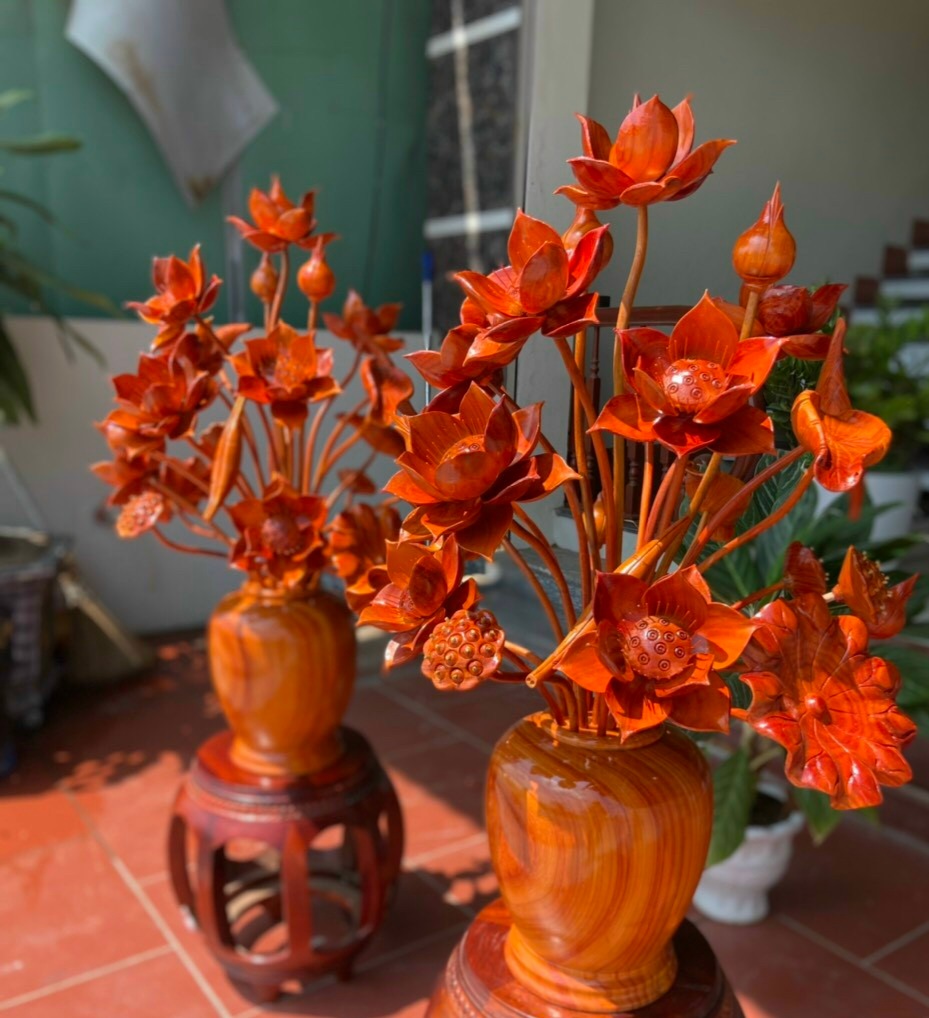 2 bình hoa sen 25 cành ,hoa ,lá gương ,trang trí phòng khách phòng thờ bằng gỗ hương đỏ cực đẹp