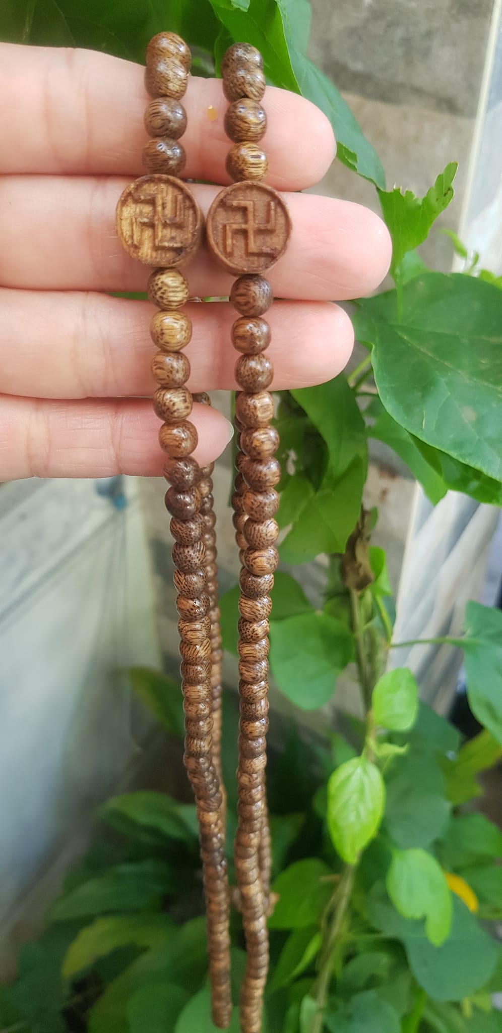 Vòng tay nữ gỗ trầm charm phối chữ Vạn kiểu đeo quấn tay 4 vòng Size hạt 6mm thơm nhẹ đeo tay Ý nghĩa Vạn sự như ý may mắn rất đẹp ạ