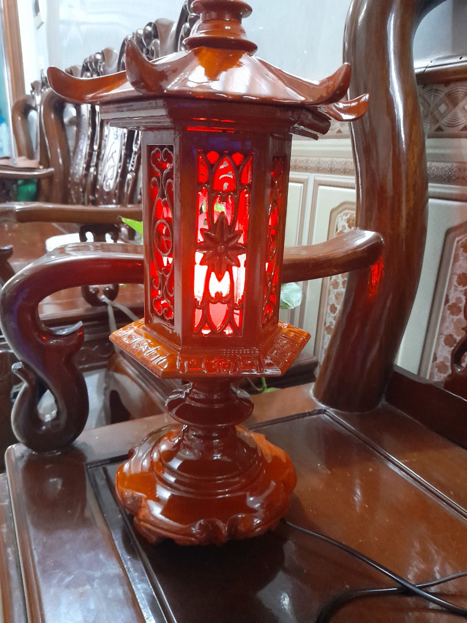 Cặp đèn thờ lục lăng mái chùa gỗ xà cừ cao 48 cm và 56 cm