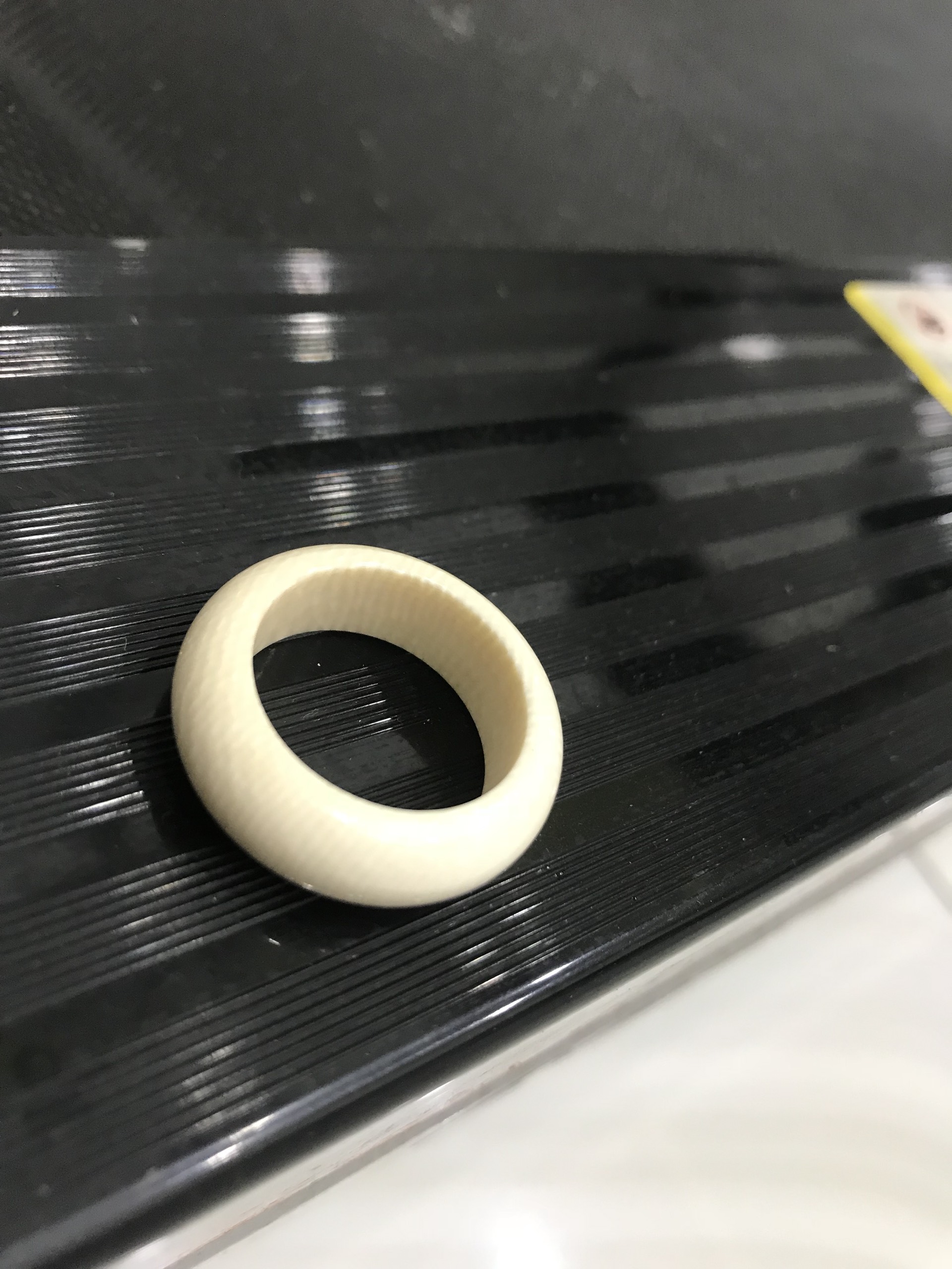 Nhẫn Nam Đẹp Màu Trắng Ngà Vân trơn bóng tròn Ni 19mm cao 8mm dầy 4mm các anh đeo ngón cái hay bất kỳ ngón tay nào ni lọt vừa tay là 19mm ạ