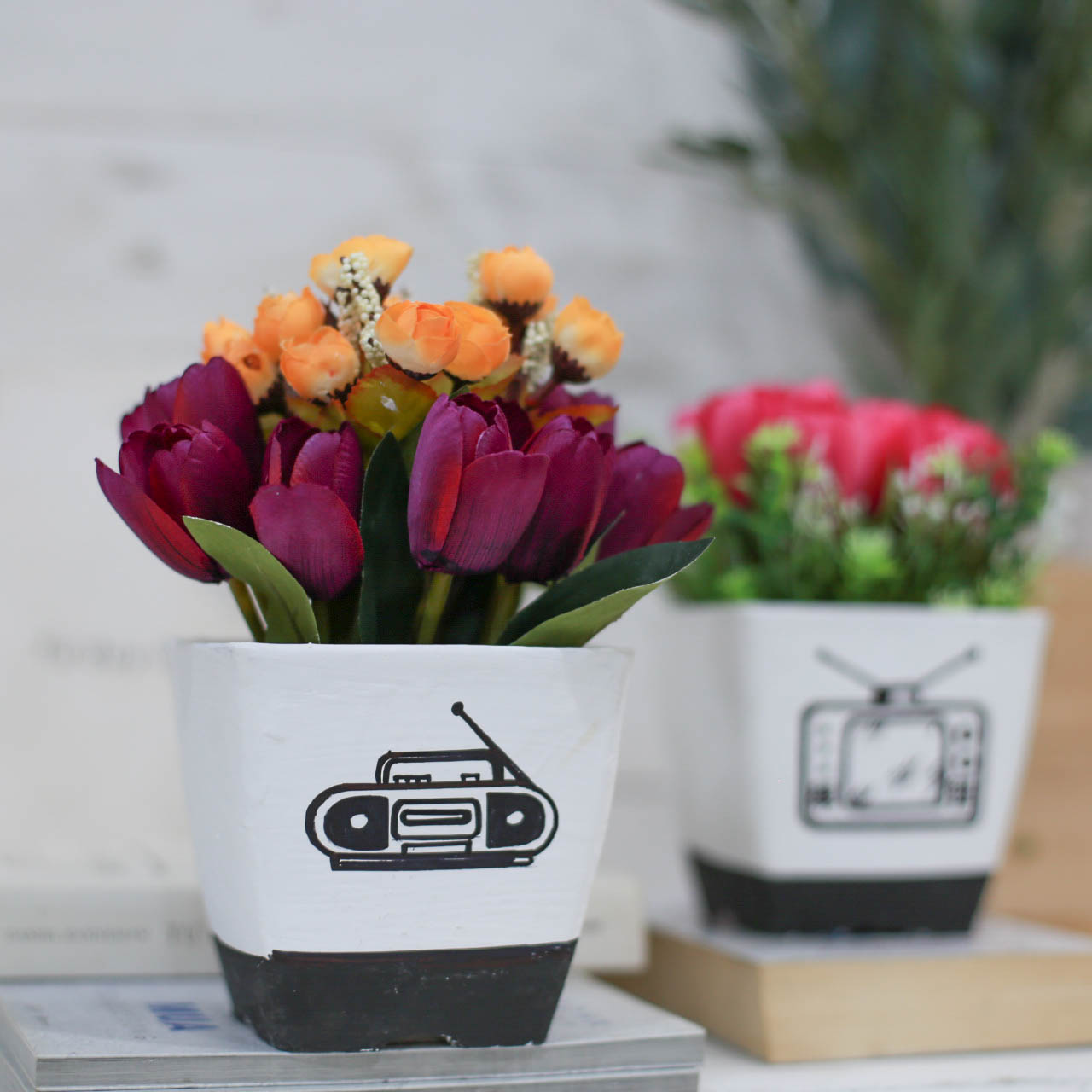 Chậu hoa giả Tulip mix hồng bi lụa để bàn văn phòng đẹp