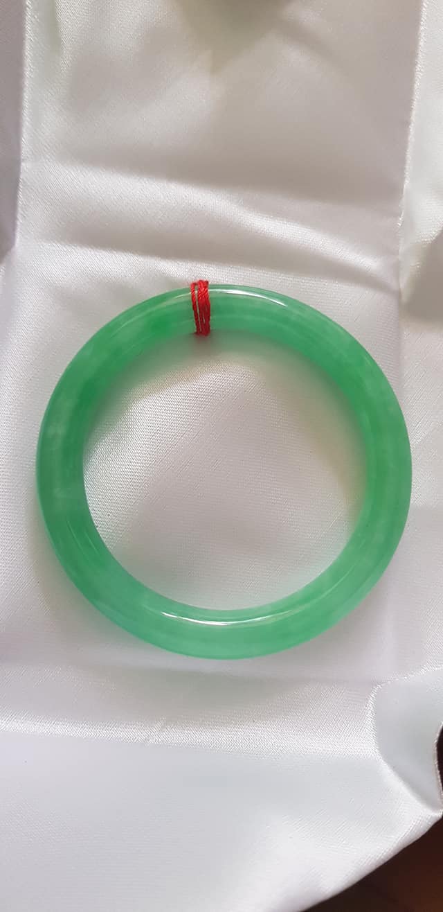 Vòng cẩm thạch A Đẹp mới 52mm Ni 52mm x cọng 8mm Màu xanh tươi sáng sang nhìn đẹp xinh lắm Nữ mệnh Mộc mệnh Hỏa mệnh Thủy 50kg - 54kg đeo vừa đẹp ạ