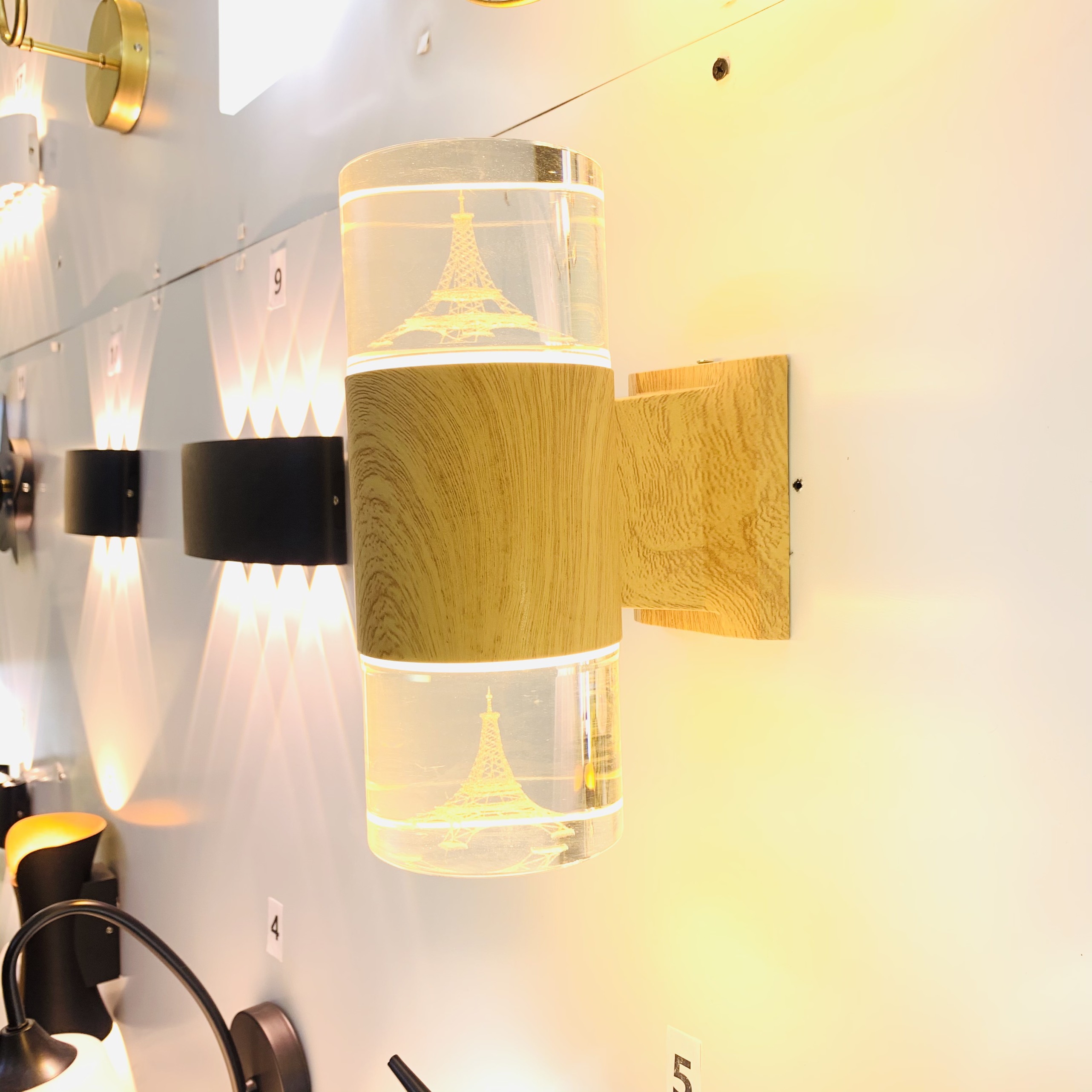 Đèn tường MONSKY ASKYE kiểu dáng hình tháp - với 3 màu ánh sáng độc đáo , hiện đại