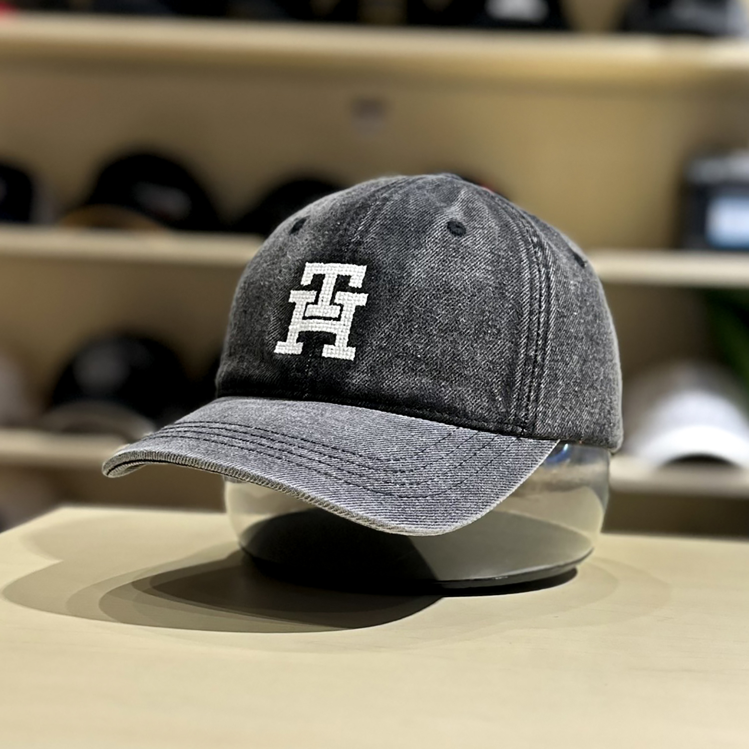 Nón kết, mũ lưỡi trai Tom phối vải jeans form đẹp thời trang đường phố