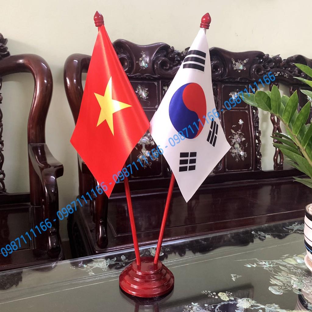Cờ Để Bàn Đế gỗ Cắm 2 cờ Việt Nam - Hàn Quốc In Kỹ Thuật Số 3D Vải Phi Bóng
