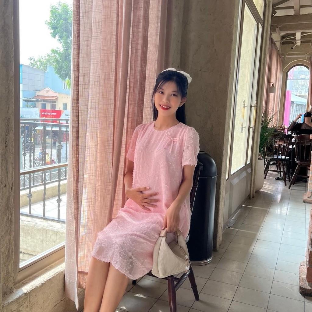 Đầm bầu tơ thêu nổi phom suông cách điệu đính nơ xinh xắn đi chơi, dự tiệc - Đỏ