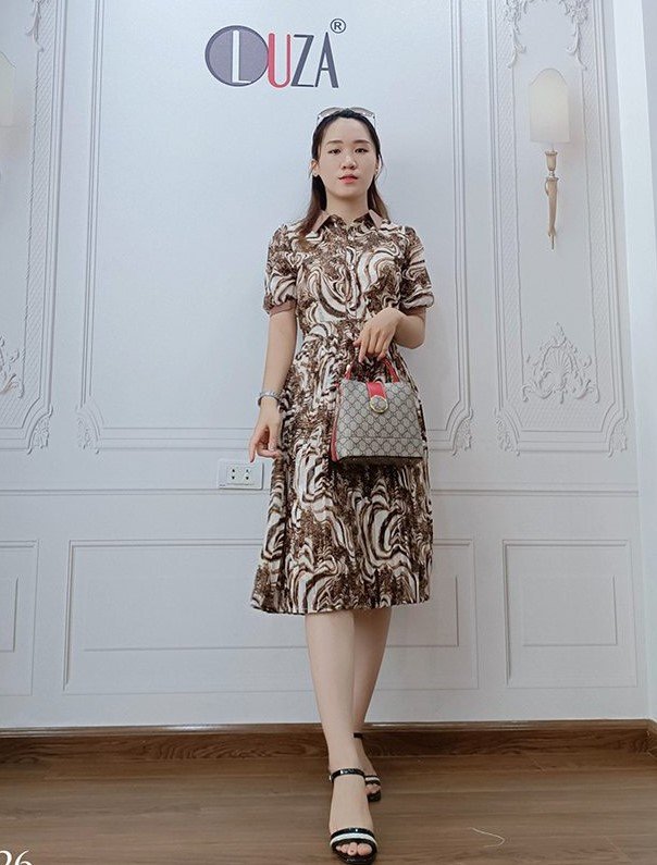 Váy cổ đức nền nâu họa tiết lượn sóng