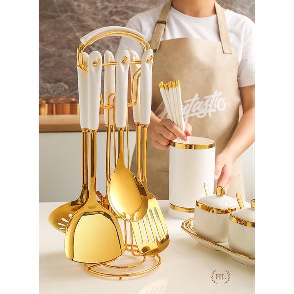 BỘ MUÔI CANH XẺNG INOX VÀNG GƯƠNG CÁN SỨ KÈM GIÁ TREO | BỘ MUÔI VÁ VÀNG GƯƠNG CAO CẤP
