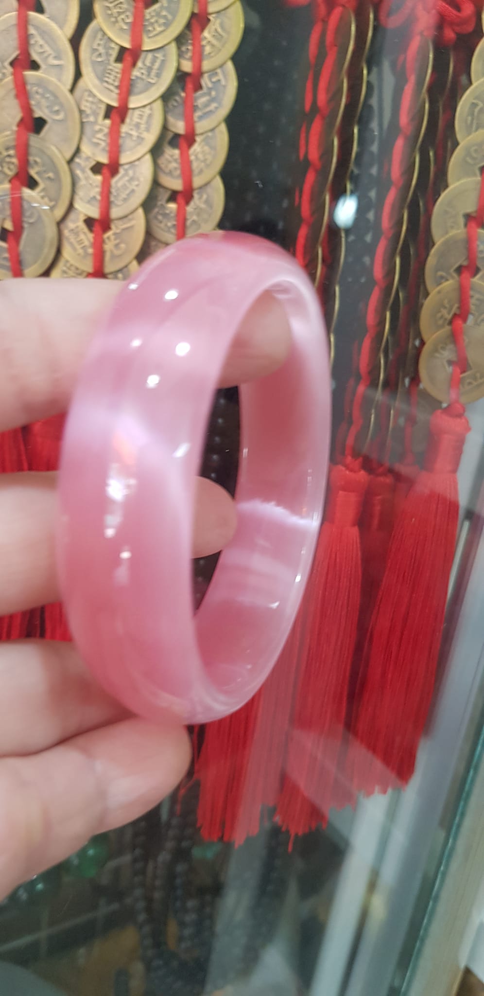 Vòng tay nữ đá mắt mèo Bản Hẹ Trắng mới Ni 60mm x Cao 18mm x Dầy 7mm Màu hồng tươi bóng sáng đẹp hợp Nữ mệnh hoả mệnh thổ Nữ 56kg - 65kg đeo ạ