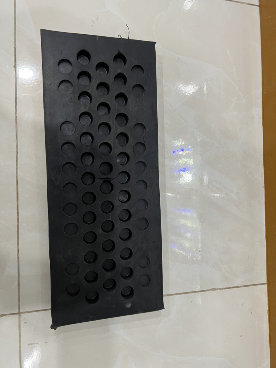 Gờ giảm tốc cao su Dài 50cm x Rộng 20cm x Cao 3cm đầy đủ phụ kiện.