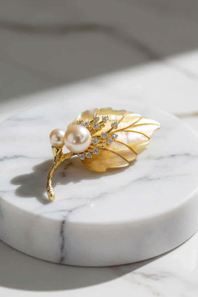 Trâm Cài Áo Vest, Áo Dài Xà Cừ Đính Ngọc Trai Baroque Hình Chiếc Lá thời trang thiết kế Hity ACC413