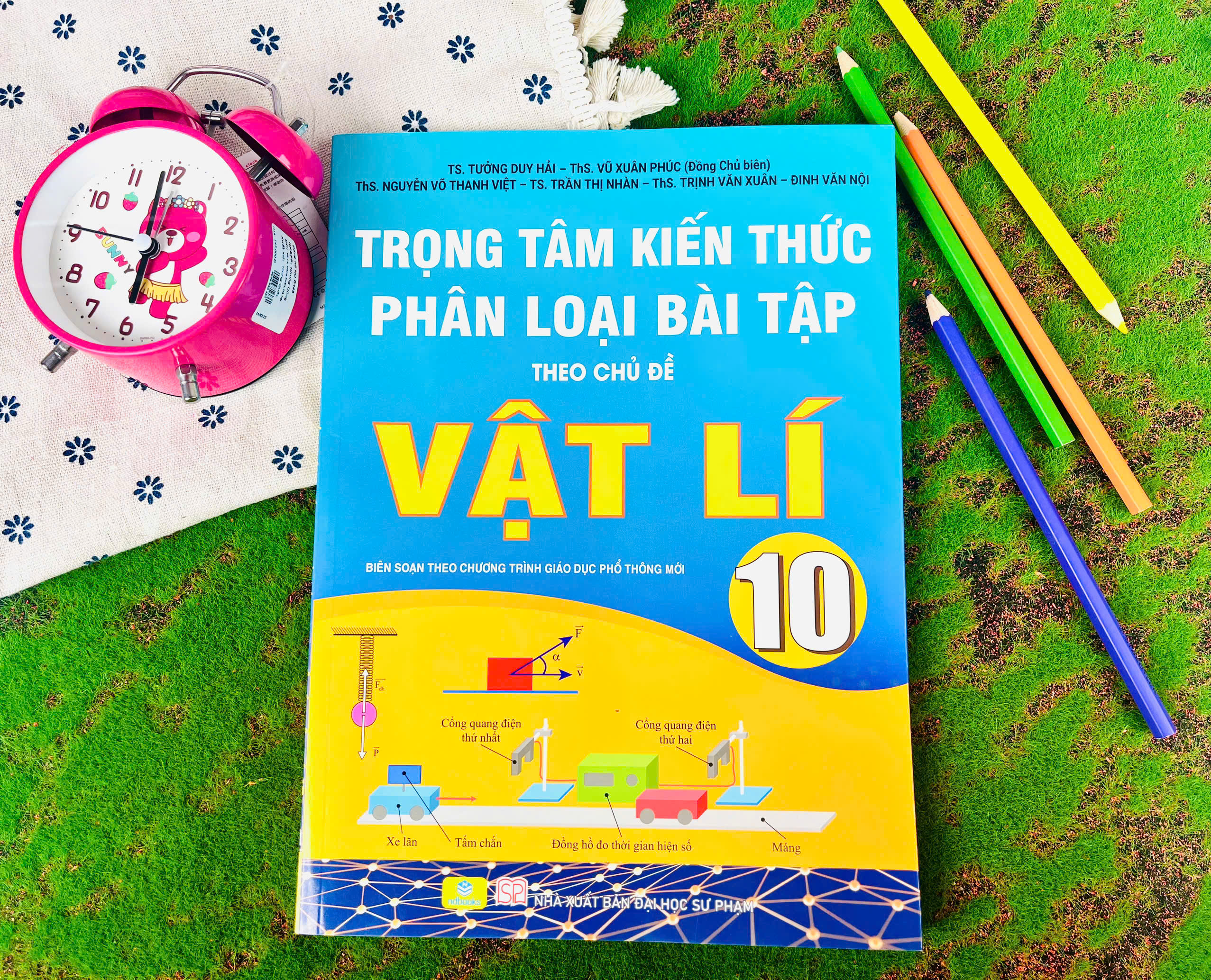 Sách - Trọng Tâm Kiến Thức Phân Loại Bài Tập Theo Chủ Đề Vật Lí 10 - ndbooks