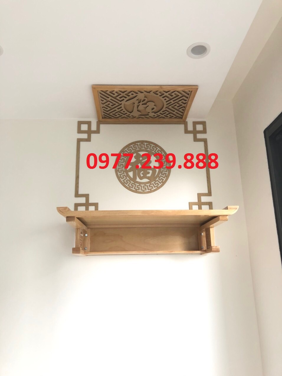 bàn thờ gỗ sồi 69cm kèm chữ, viền , chắn khói