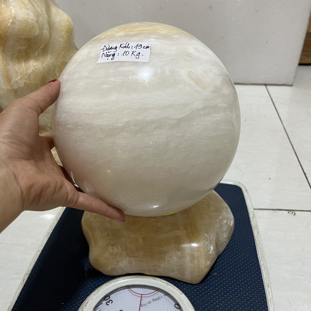 Quả cầu phong thủy đá tự nhiên màu vàng trắng đường kính 19 cm nặng 11kg  cho mệnh Kim và Thổ đá Việt Nam