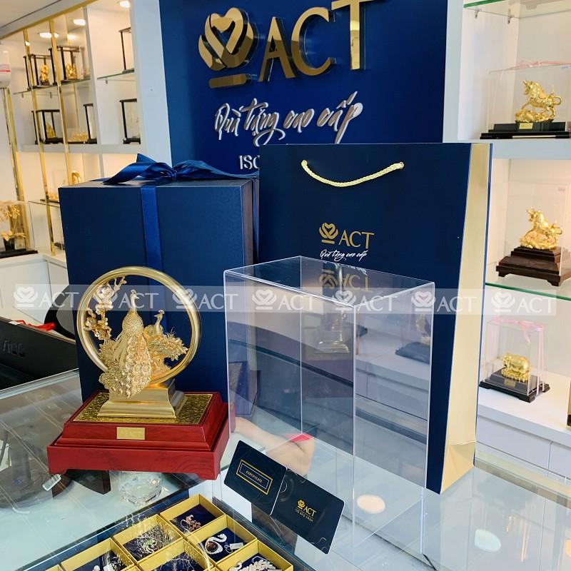 TƯỢNG CHIM CÔNG VÀ HOA MẪU ĐƠN DÁT VÀNG – MẪU 01