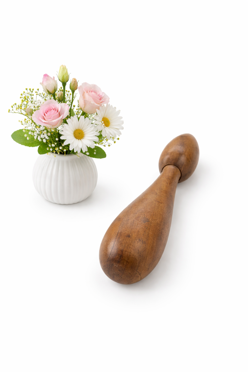 Dụng cụ massage N H home bằng gỗ thơm hình cái dùi.
