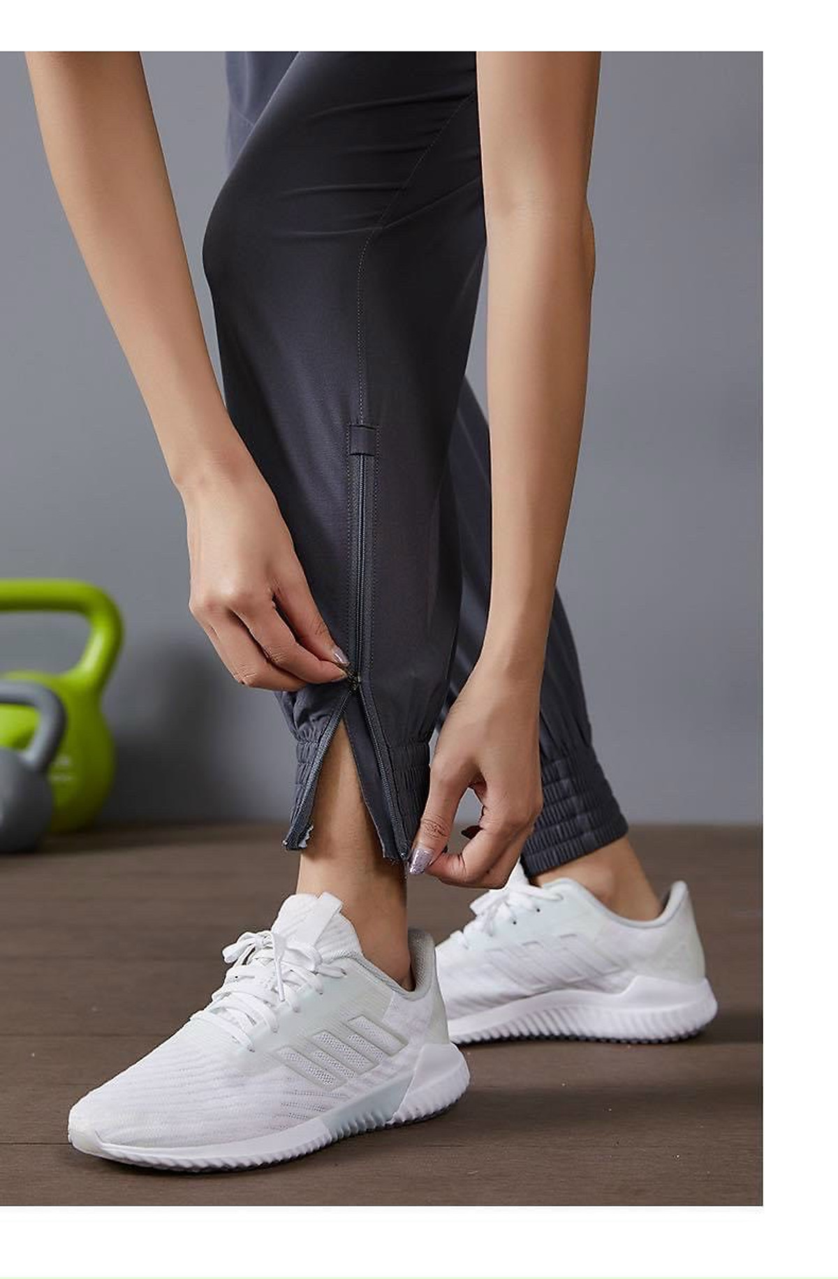 QUẦN JOGGER THỂ THAO NỮ VẢI DÙ CÓ KHÓA KÉO Ở CHÂN