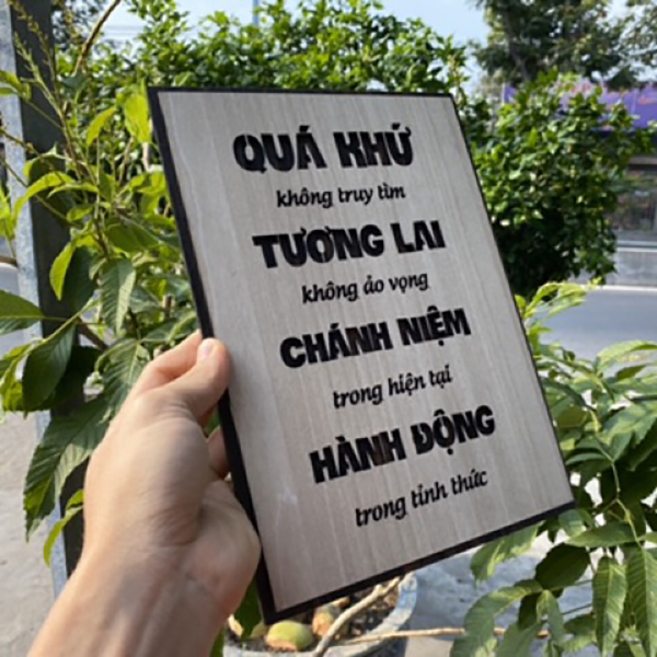 Tranh gỗ treo tường_Quá khứ không truy tìm tương lai không ảo vọng_CRN_01